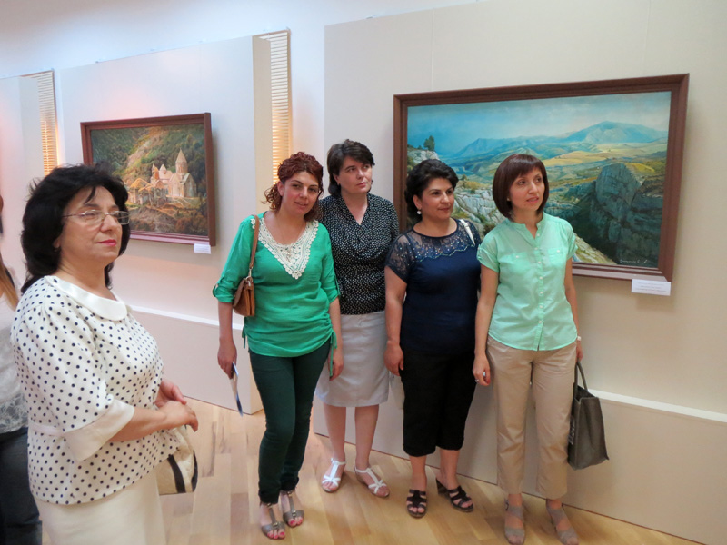 Посетители у понравившейся им работе. Посетители у понравившейся им работе.