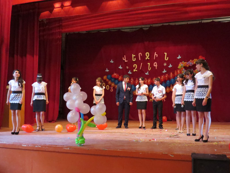 Выпускники декламируют стихи... Выпускники декламируют стихи...