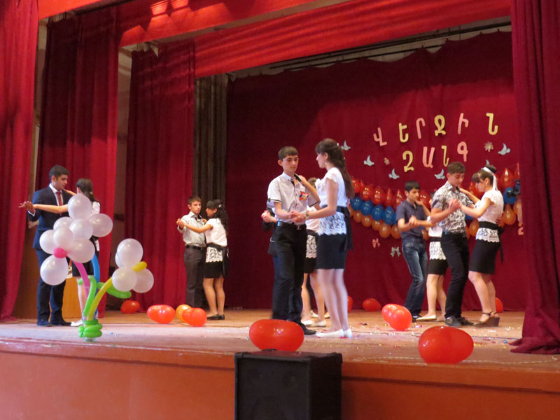 Под звкуи нестареющего вальса... Под звкуи нестареющего вальса...