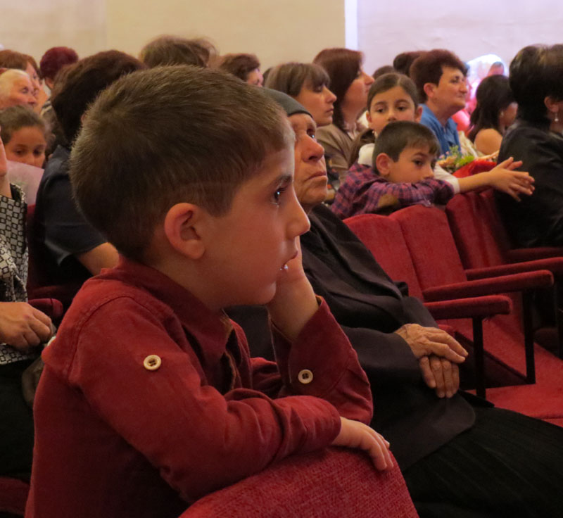 Этого мелкого впереди ещё ждёт школа... Этого мелкого впереди ещё ждёт школа...