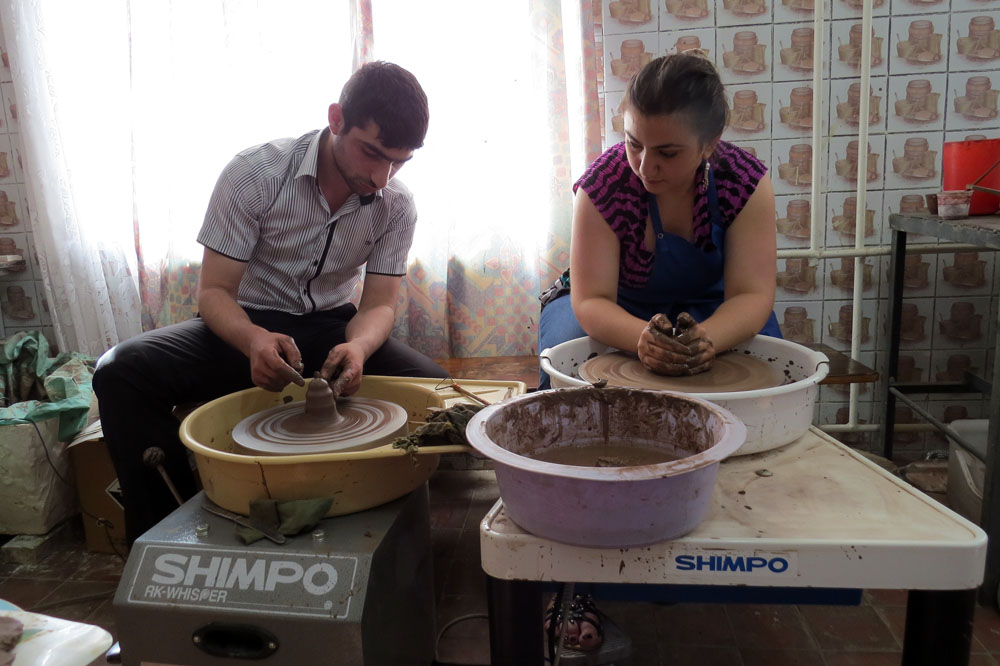 Сероб показывает Лилит как правильно работать с глиной Сероб показывает Лилит как правильно работать с глиной