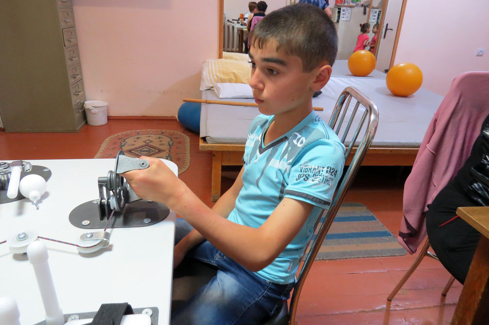 Мальчик самостоятельно проводит упражнение по укреплению верхних конечностей Мальчик самостоятельно проводит упражнение по укреплению верхних конечностей