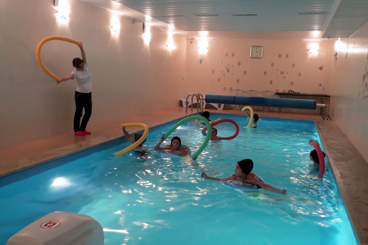 Карина Исраелян проводит упражнение на воде по укреплению врехних конечностей. Карина Исраелян проводит упражнение на воде по укреплению врехних конечностей.