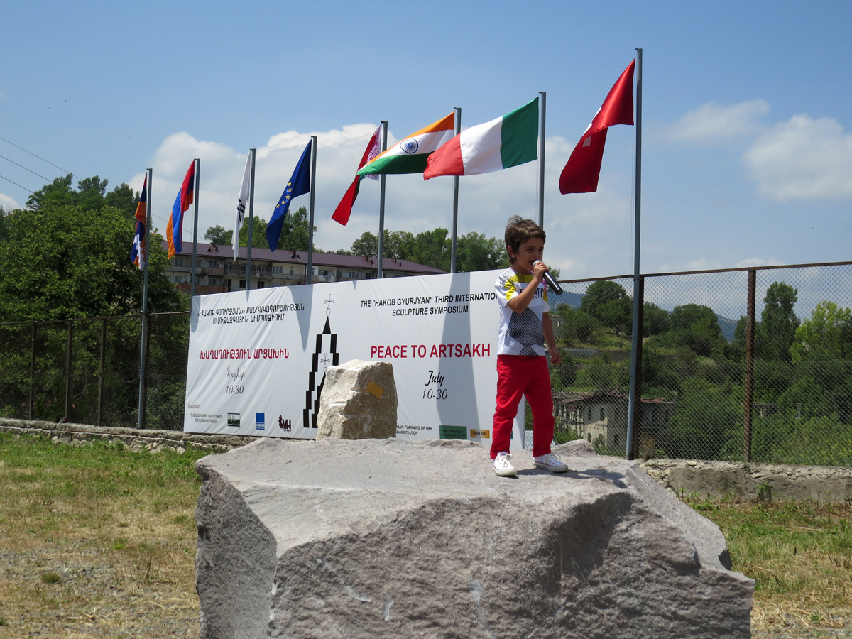 Маленький Мишка прекрасно поёт Маленький Мишка прекрасно поёт