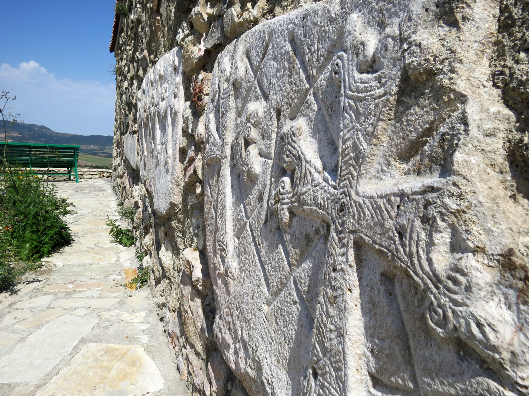 Церковь «Пустынь Кусаноц». Хачкары замурованные в стене. Южная часть монастыря.