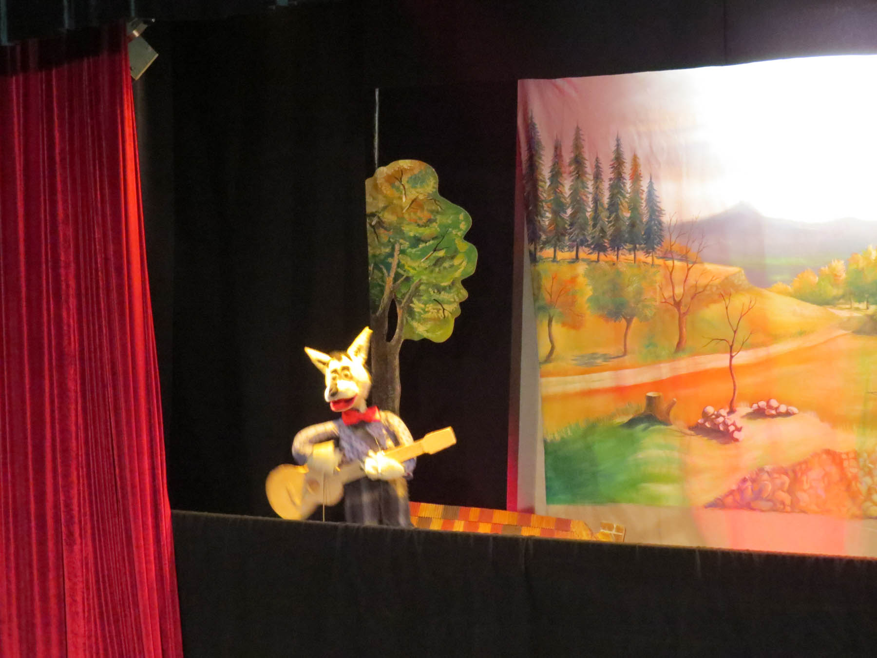 Отрывки из их спектаклей «Пёс и кот» (Ованес Туманян), «Три поросёнка» (сценарий Ерванда Манасяна) и «Птица» (Ованес Туманян).