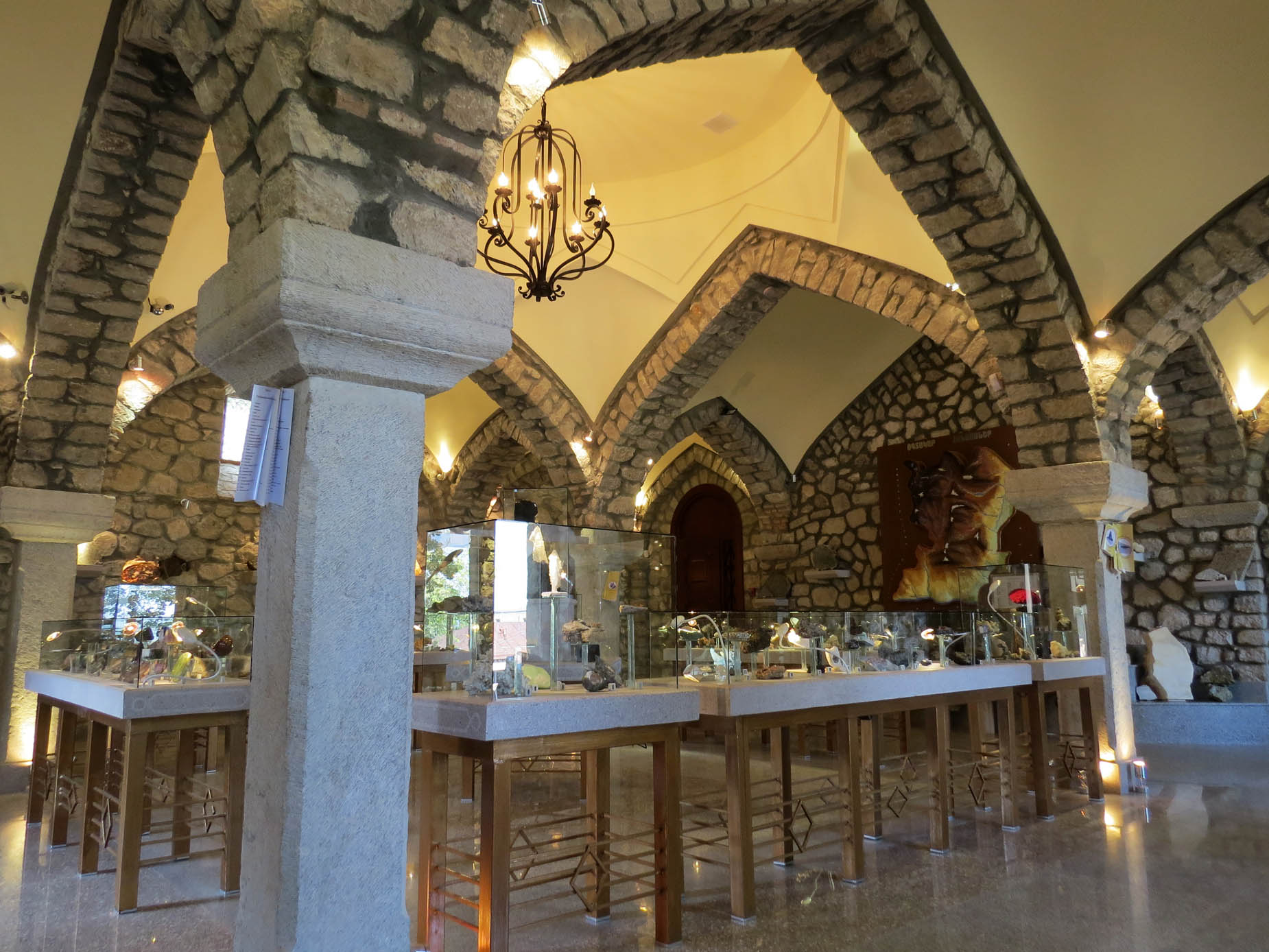 Внутри музея. Экспонаты находятся под стеклом и разложены вокруг стен. Внутри музея. Экспонаты находятся под стеклом и разложены вокруг стен.