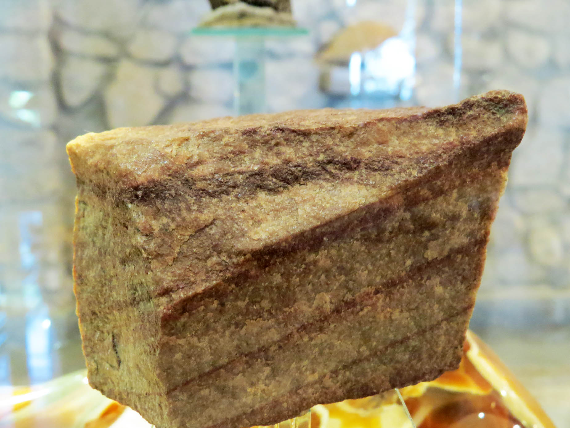 Матаморфизированный сланец. Ему 1 млр. 200 лет, с Кольского полуострова. Матаморфизированный сланец. Ему 1 млр. 200 лет, с Кольского полуострова.