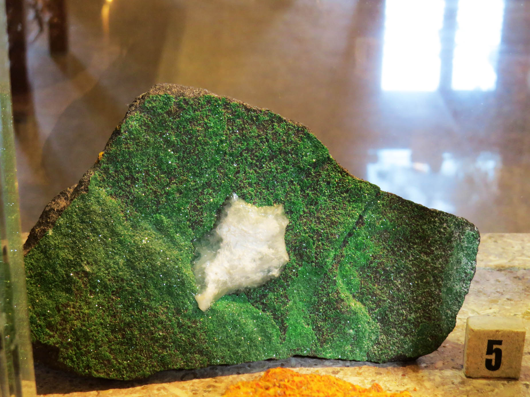 Разновидность гаранта, называется Уваровит. Разновидность гаранта, называется Уваровит.