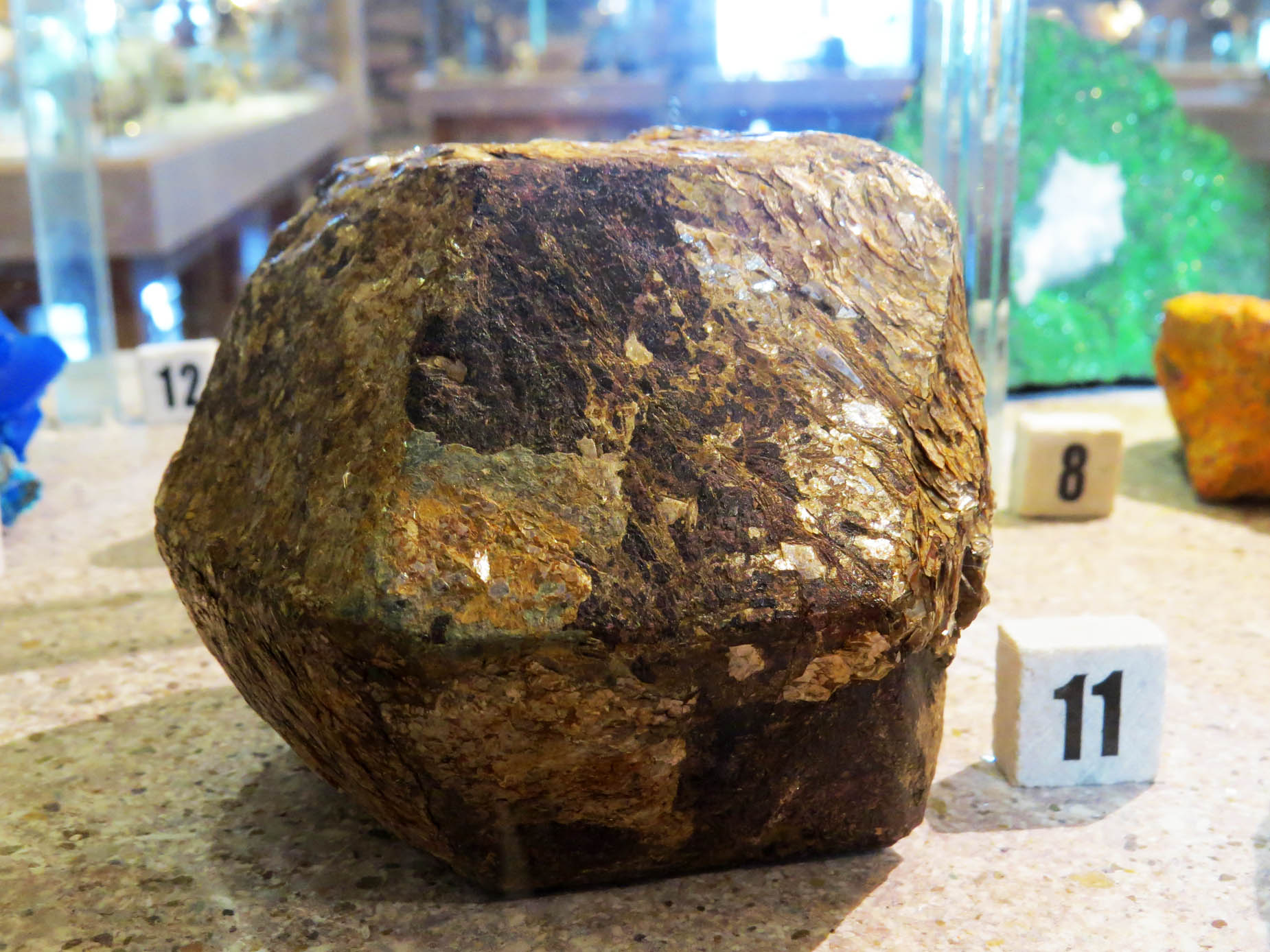 Разновидность граната Алмантин. Разновидность граната Алмантин.