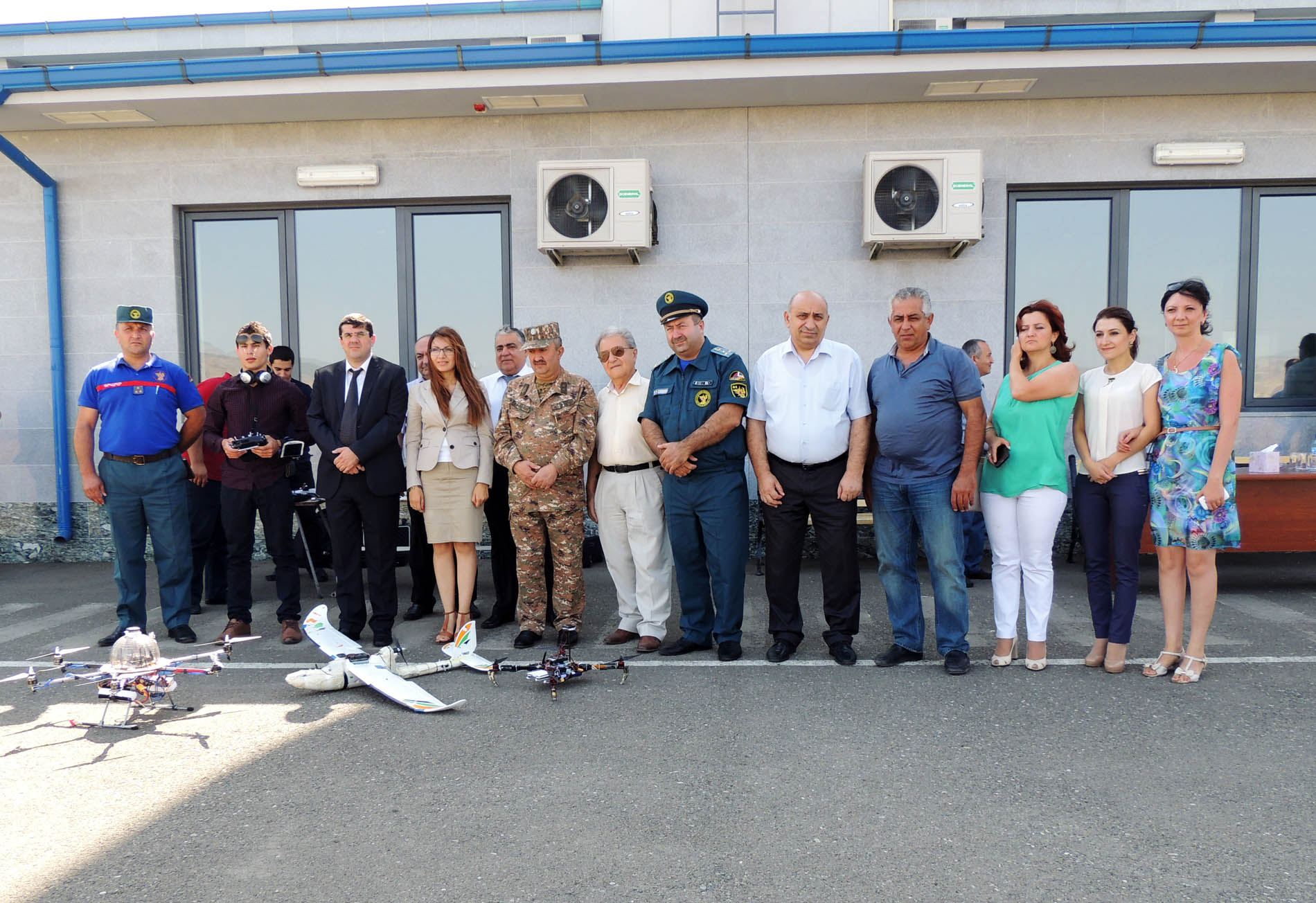 После авиашоу. Фотография на память. После авиашоу. Фотография на память.