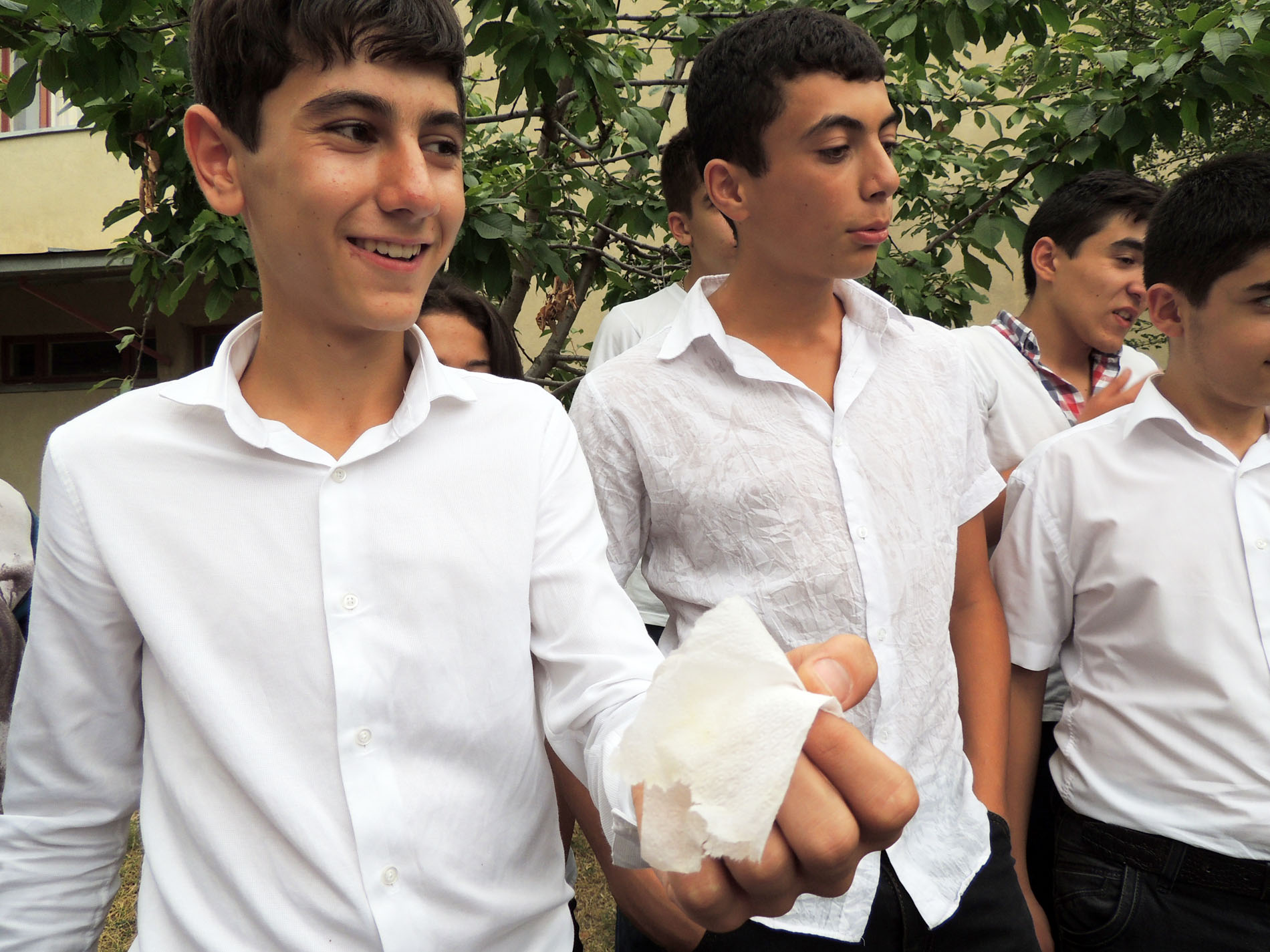 Арман извлекает салфетку и показывает, она пожелтела. Арман извлекает салфетку и показывает, она пожелтела.