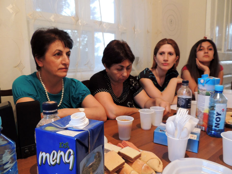 Ирина Григорян (крайняя слева) «Неурегулированный конфликт продолжает оказывать на людей негативное социальное и психологическое воздействие.