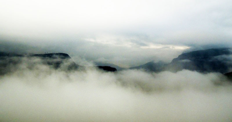 Видны только вершины гор. Видны только вершины гор.