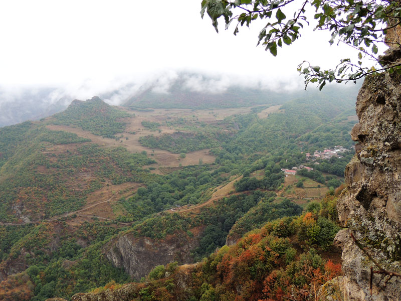 Видна небольшая деревушка.. Снято с северной части монастыря. Видна небольшая деревушка.. Снято с северной части монастыря.