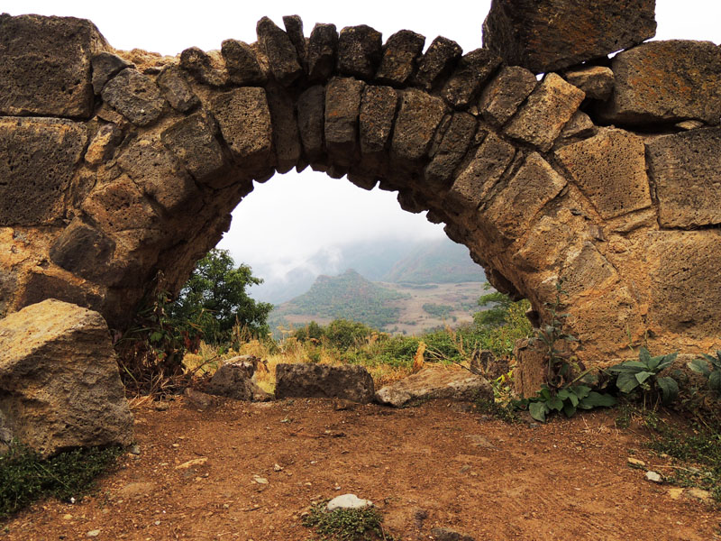 То ли мостик, то ли был проход. Вне стен монастыря. То ли мостик, то ли был проход. Вне стен монастыря.