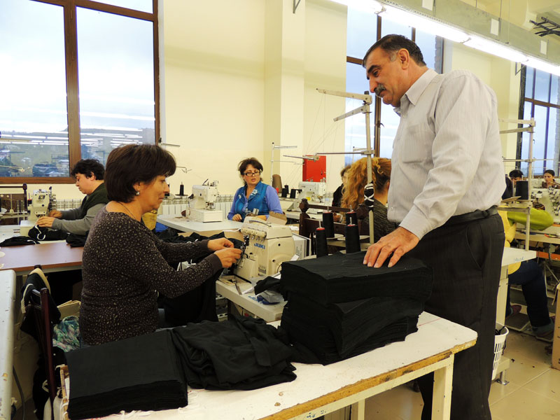 Сергей Григорян следит за работой швеи.
