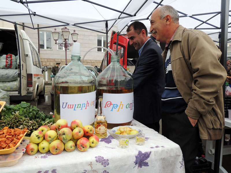 Водка тутовая и кизиловая с.Шехер Мартунинского района. Можно попробовать бесплатно и закусить дольками яблока. :-) Водка тутовая и кизиловая с.Шехер Мартунинского района. Можно попробовать бесплатно и закусить дольками яблока. :-)