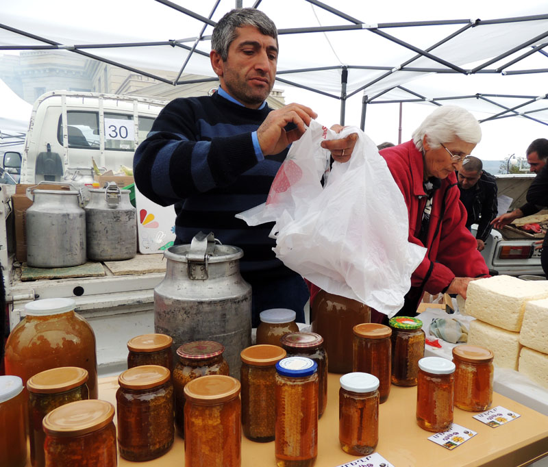 Экологически чистый, янтарный мёд из с.Вагази Кашатахского района. Экологически чистый, янтарный мёд из с.Вагази Кашатахского района.