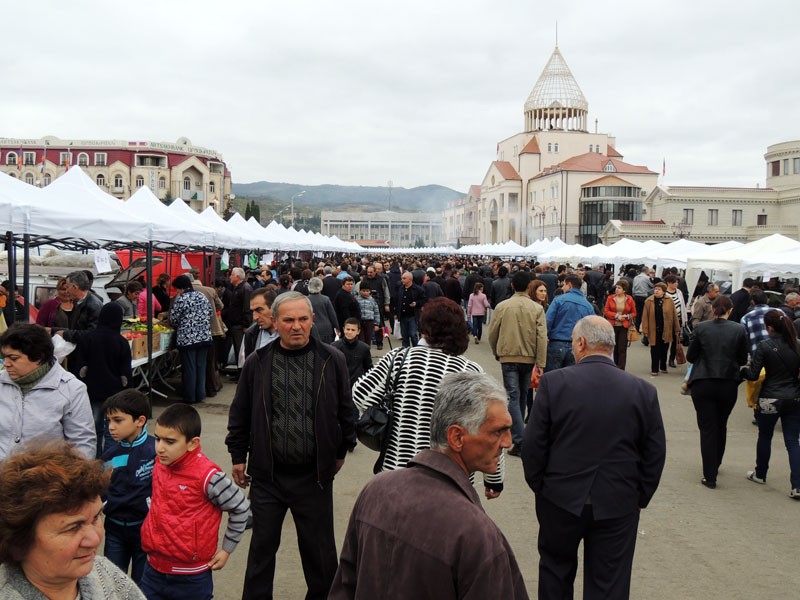 Посетители ярмарки. Посетители ярмарки.