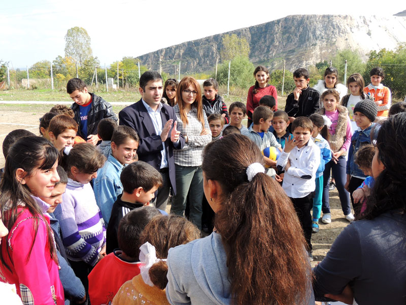 Самвел разделил детей на две группы и даёт им задание. Самвел разделил детей на две группы и даёт им задание.