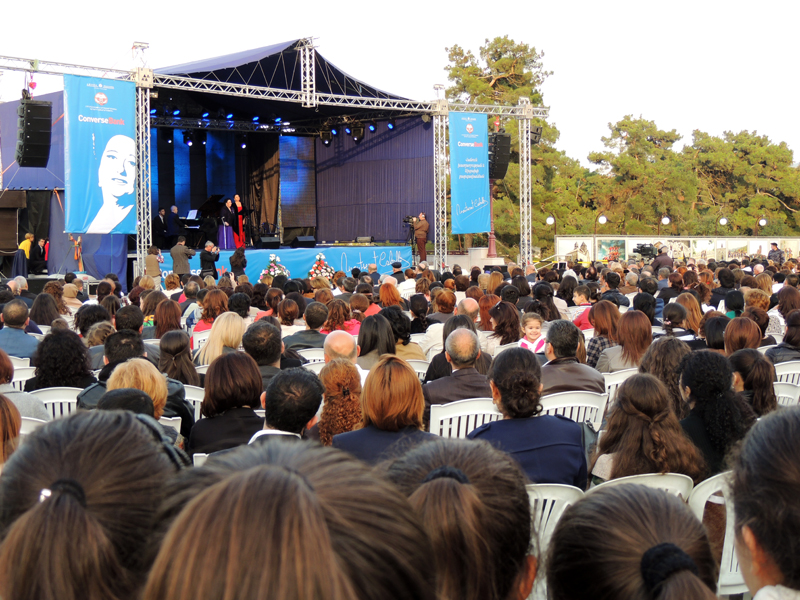 На площади Возрождения специально сделали место  для концерта.