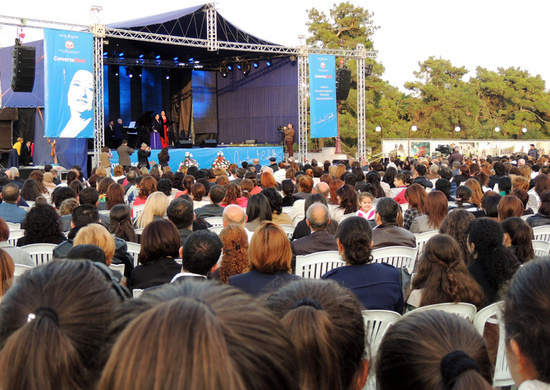 На площади Возрождения специально сделали место  для концерта.