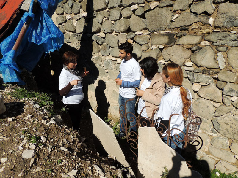 Алла рассказывает ребятам о церкви. Алла рассказывает ребятам о церкви.