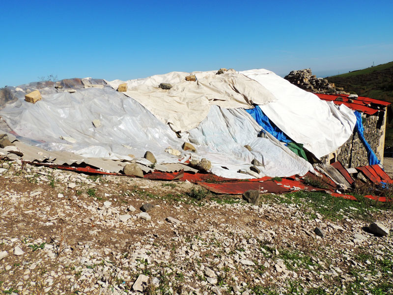 Крыша ееркови Сурб Аствацацин (19 в.) укрыта плёнкой, чтобы вода не попала внутрь. Крыша ееркови Сурб Аствацацин (19 в.) укрыта плёнкой, чтобы вода не попала внутрь.