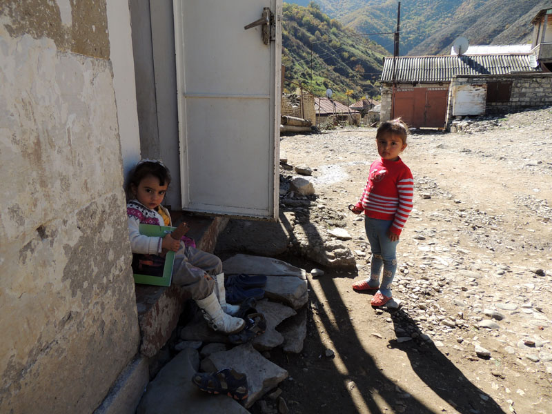 Дети Гоар, к кому мы пошли пить чай. Дети Гоар, к кому мы пошли пить чай.