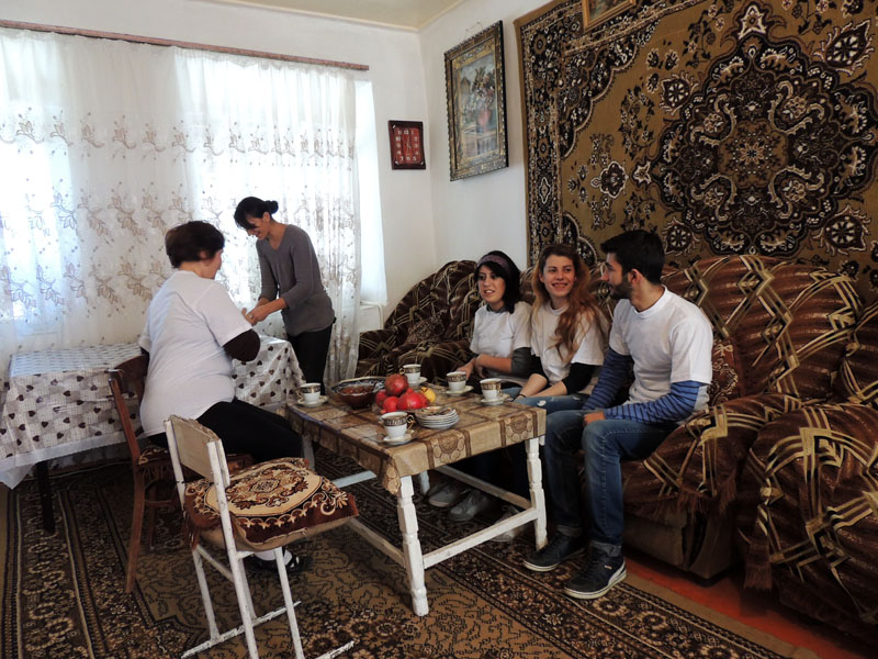 Гоар угостила нас чаем и инжировым вареньем. Гоар угостила нас чаем и инжировым вареньем.