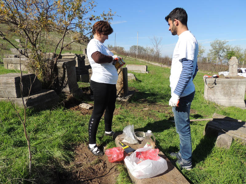 Алла и Арам готовят клей. Алла и Арам готовят клей.