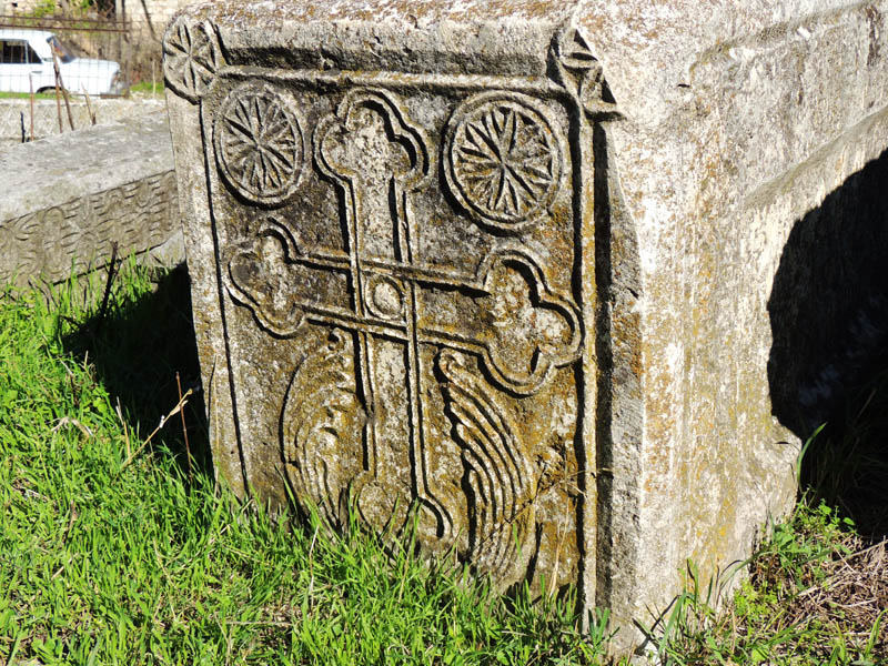 Бокавая часть могильных камней. Бокавая часть могильных камней.