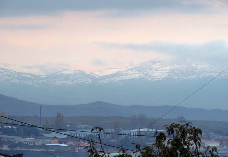 В близлежащих горах уже ложится снег. В близлежащих горах уже ложится снег.