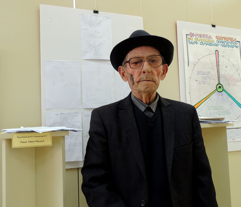 Микаэл Бегларян занял третье место. Древо рода Нанунк с.Караундж Мартунинского района. Отчисление идёт с 1715 года. Отмечено ок. 120 человек. Микаэл Бегларян занял третье место. Древо рода Нанунк с.Караундж Мартунинского района. Отчисление идёт с 1715 года. Отмечено ок. 120 человек.