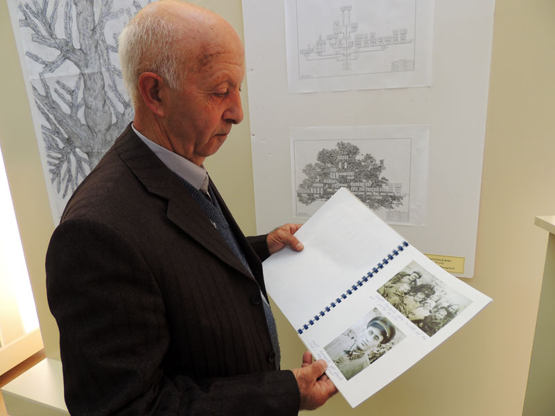 Грачик Петросян на фоне Древа своего рода Баруманц из Шушинского района. Родоотчисление идёт с начала 18 века. (прибл. 1700г.). Отмечено свыше 100 человек. Грачик Петросян на фоне Древа своего рода Баруманц из Шушинского района. Родоотчисление идёт с начала 18 века. (прибл. 1700г.). Отмечено свыше 100 человек.