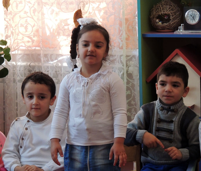 Декламирует Арусик. Декламирует Арусик.