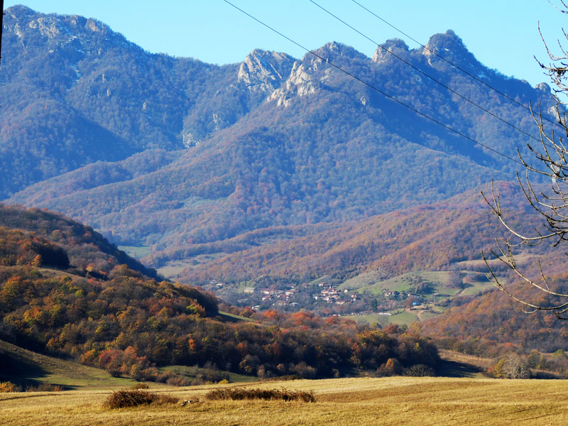 Еще, когда мы ехали по трассе, издали заметили с.Гарнакар, уютно примостившись на склоне горы, в ущелье.