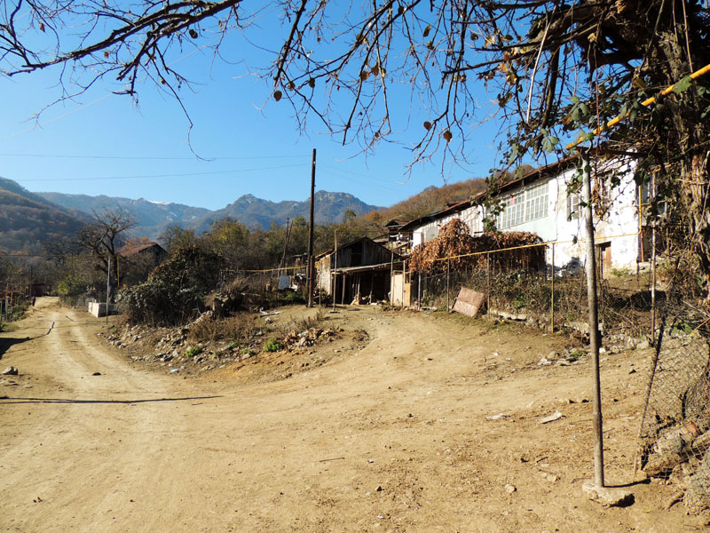 Проехав от развилки километров 3-4 въехали, мы въехали в село. Проехав от развилки километров 3-4 въехали, мы въехали в село.