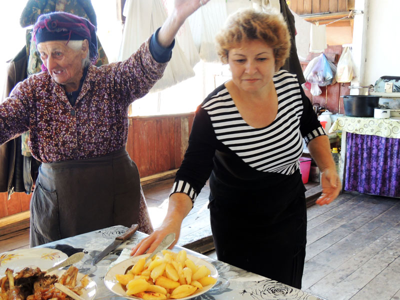 Бабушка Еруша и тикин Еолена накрыли нам стол. Бабушка Еруша и тикин Еолена накрыли нам стол.