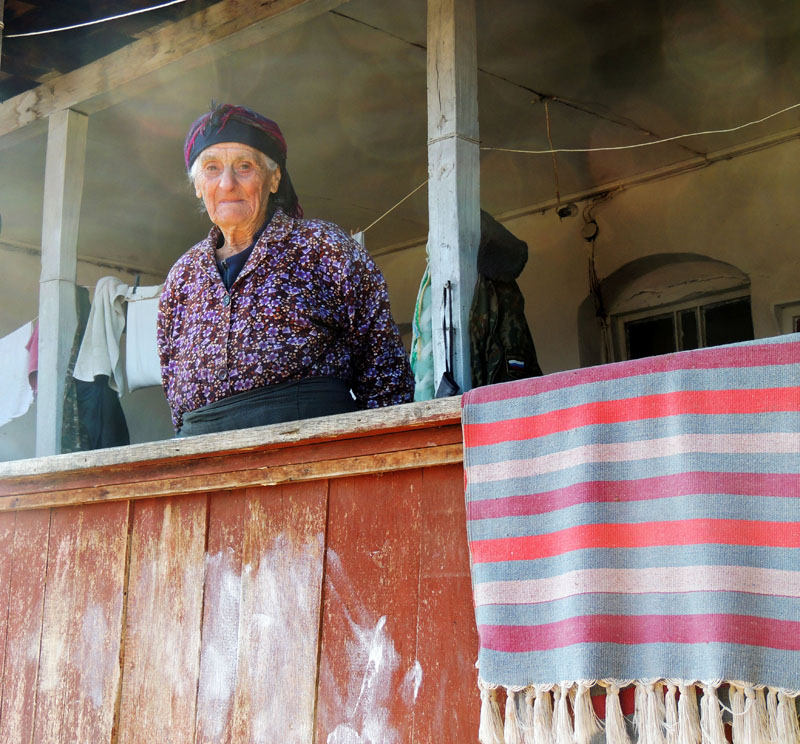 Когда мы уходили, бабушка Еруша нас провожала с балкона.. Когда мы уходили, бабушка Еруша нас провожала с балкона..