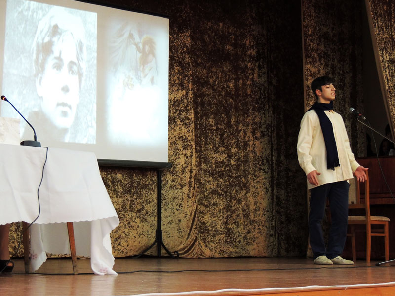 Михаил Арутюнян, студент экономического факультета 2 курса АрГУ в роли Есенина.