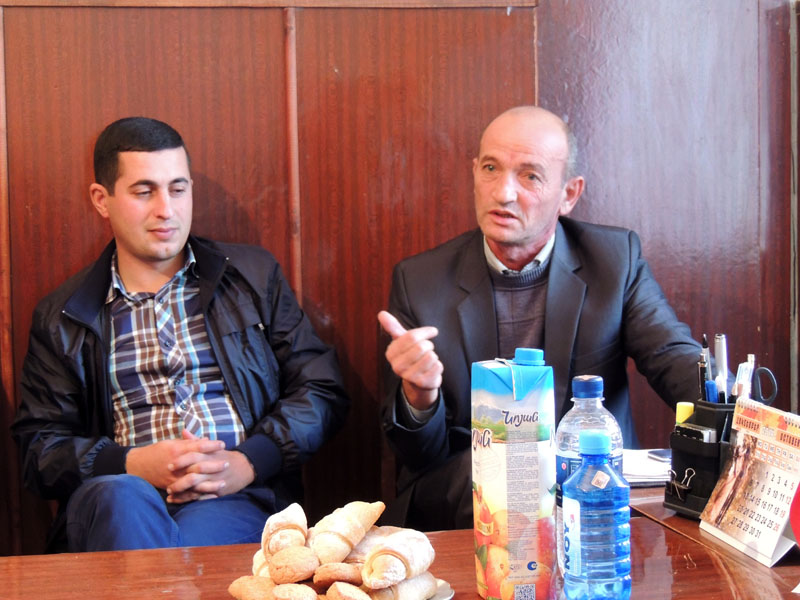 Редактор газеты «Амарас»Олег Манасян (справа).