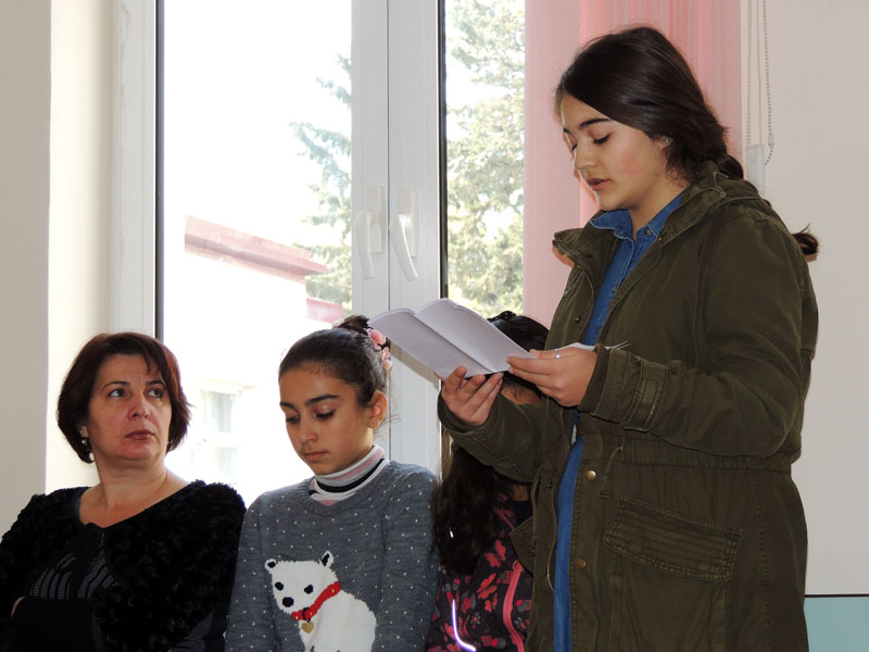 Ангелина, ученийа 10 класса школы физмат, читает понравившися ей отрывок из произведения "Дитя войны".