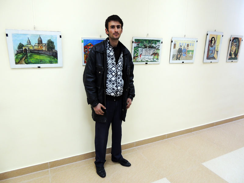 Эрик Манучарян рядом со своими работами. Эрик Манучарян рядом со своими работами.