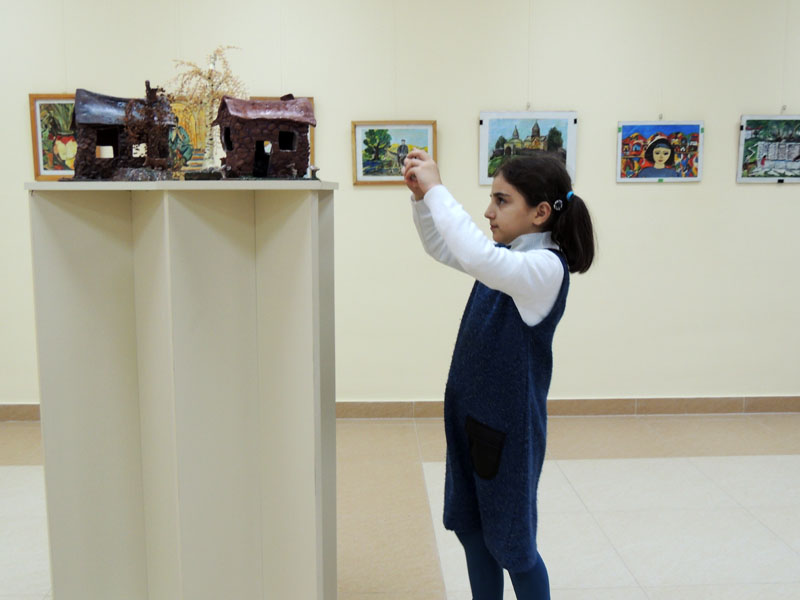 Девочке понравились эти работы. Девочке понравились эти работы.