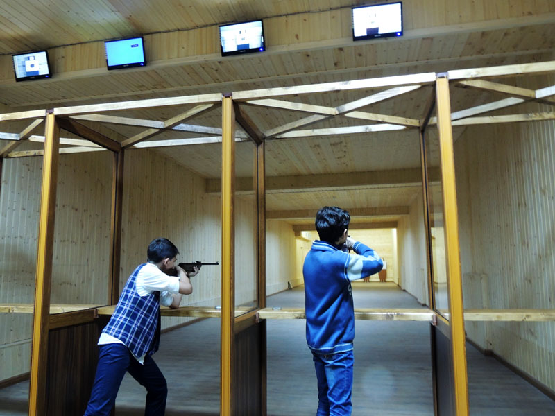 На мониторах вверху можно увидеть, как отстрелялись ученики. На мониторах вверху можно увидеть, как отстрелялись ученики.