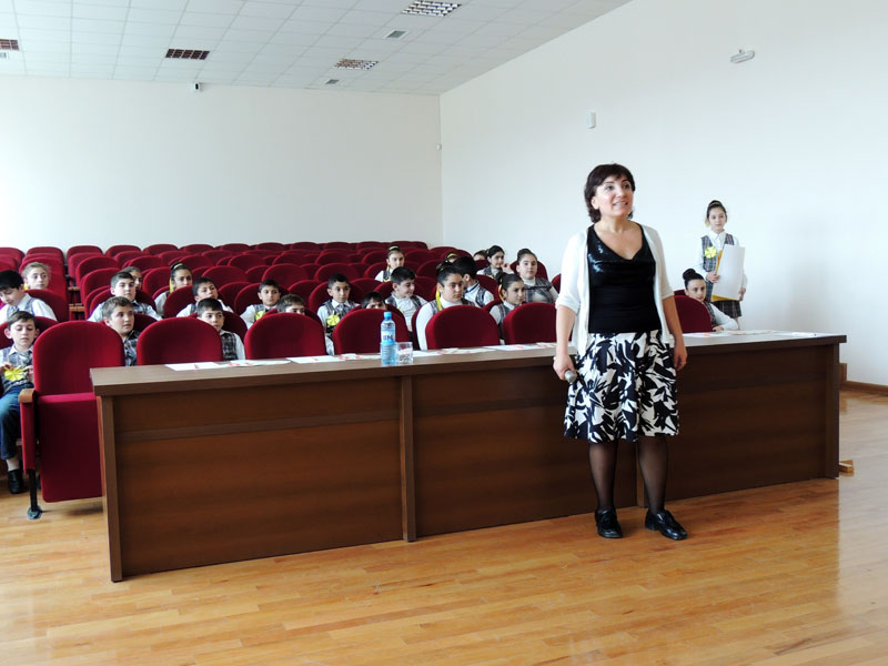 Гаяне Арутюнян, педагог пения, проводит репетицию. Гаяне Арутюнян, педагог пения, проводит репетицию.