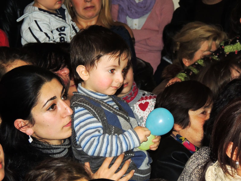 Мелкий может и не всё понимает, но ему тоже интересно...