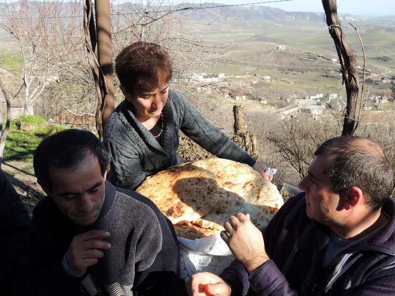 Вот и деревенский хлеб, выпеченный в торуне, подоспел к столу.
